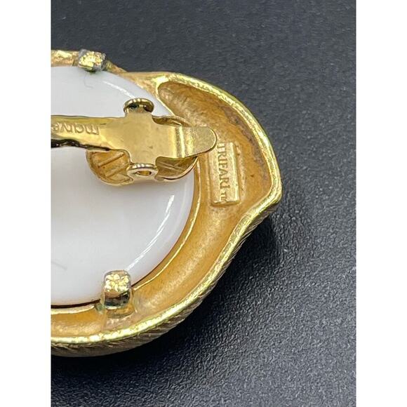 Trifari‎ 1980s Gold Tone Resin Sea Shell Design Statement Clip
Earrings - Picture 6 of 12